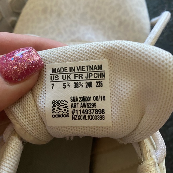Adidas sneakers size US7 - Picture 4 of 4